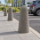 Słupek betonowy 80 cm — wizualizacja zastosowania przy parkingu